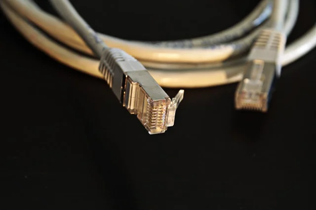 Cableado y canalización para conexiones LAN y telefonía, Ethernet, router, internet